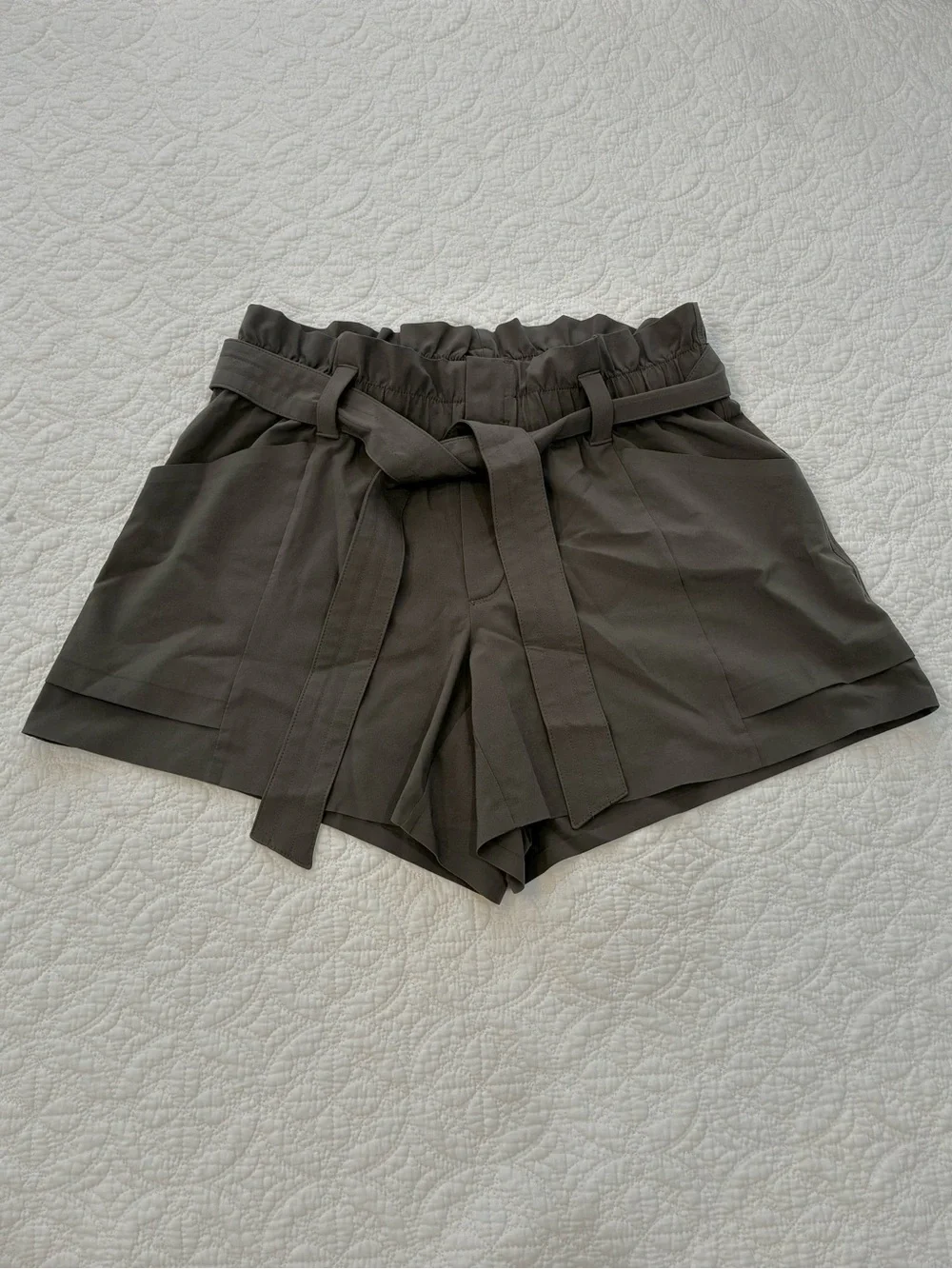 Athleta Skyline Paperbag Shorts High Rise Grey/Green Sz 4 Tie Waist Lightweight